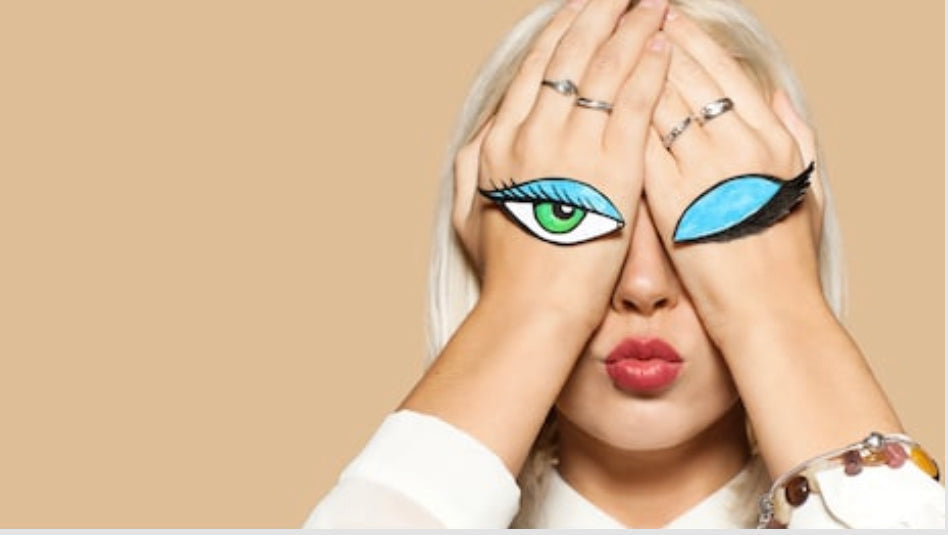 Met de handen in het haar nu kappers gesloten zijn?