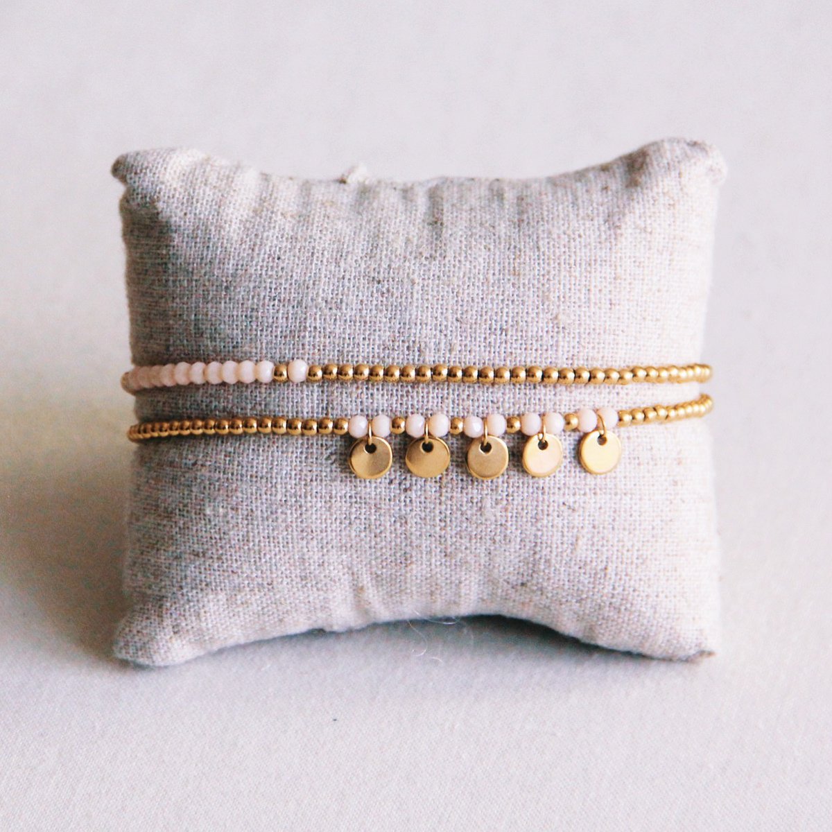 Armband met dubbele kralen met facetten en muntjes - naakt