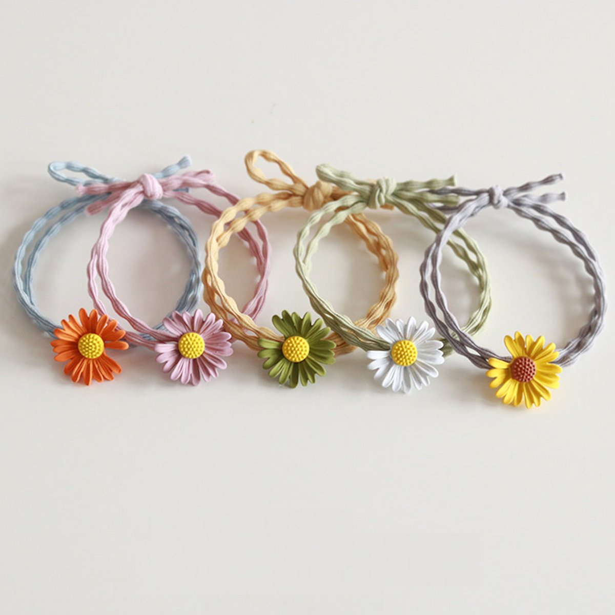 Leuke en elegante kleurrijke haarelastiekjes met madeliefjesbloem - een set van 5