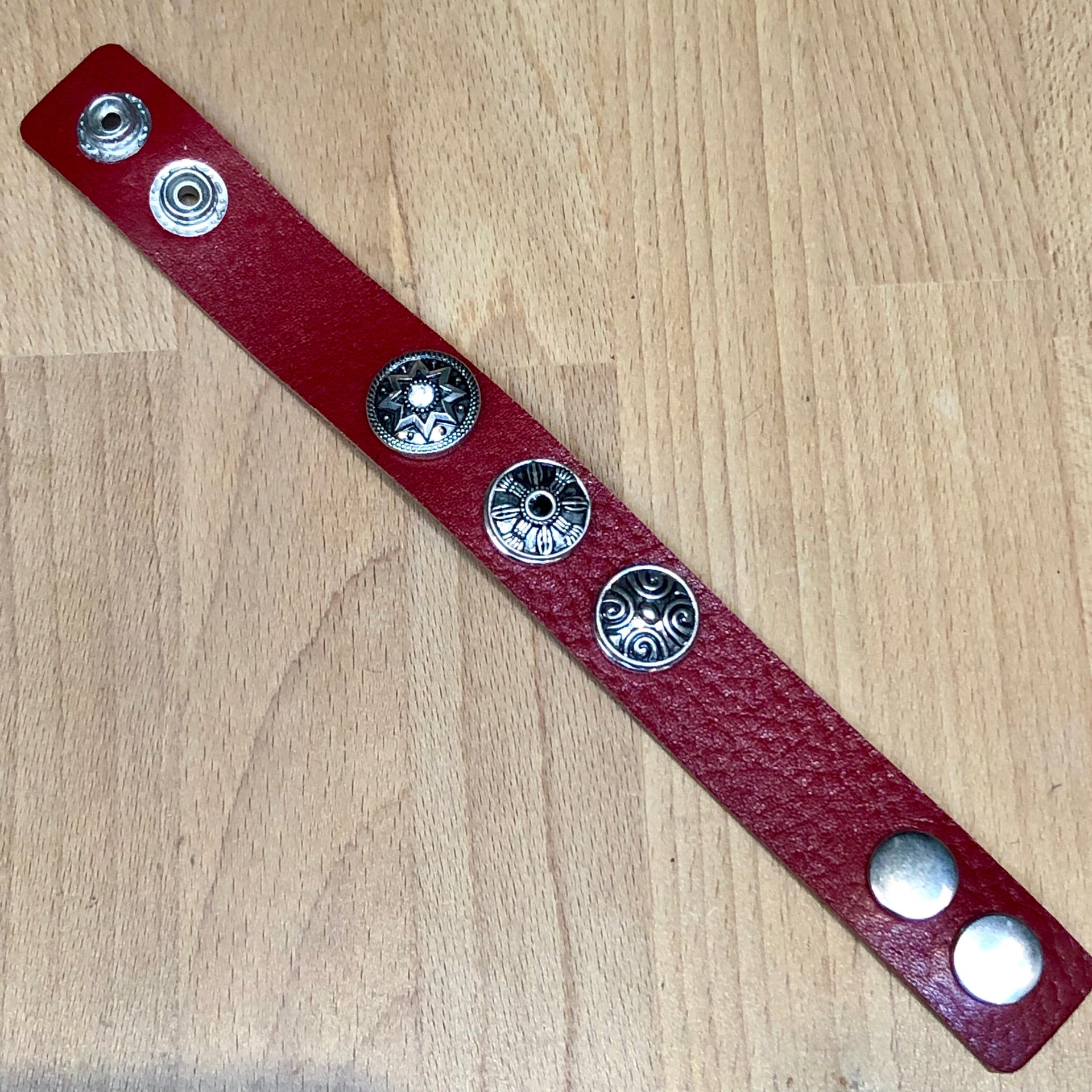 Armband voor click buttons - leder trio rood