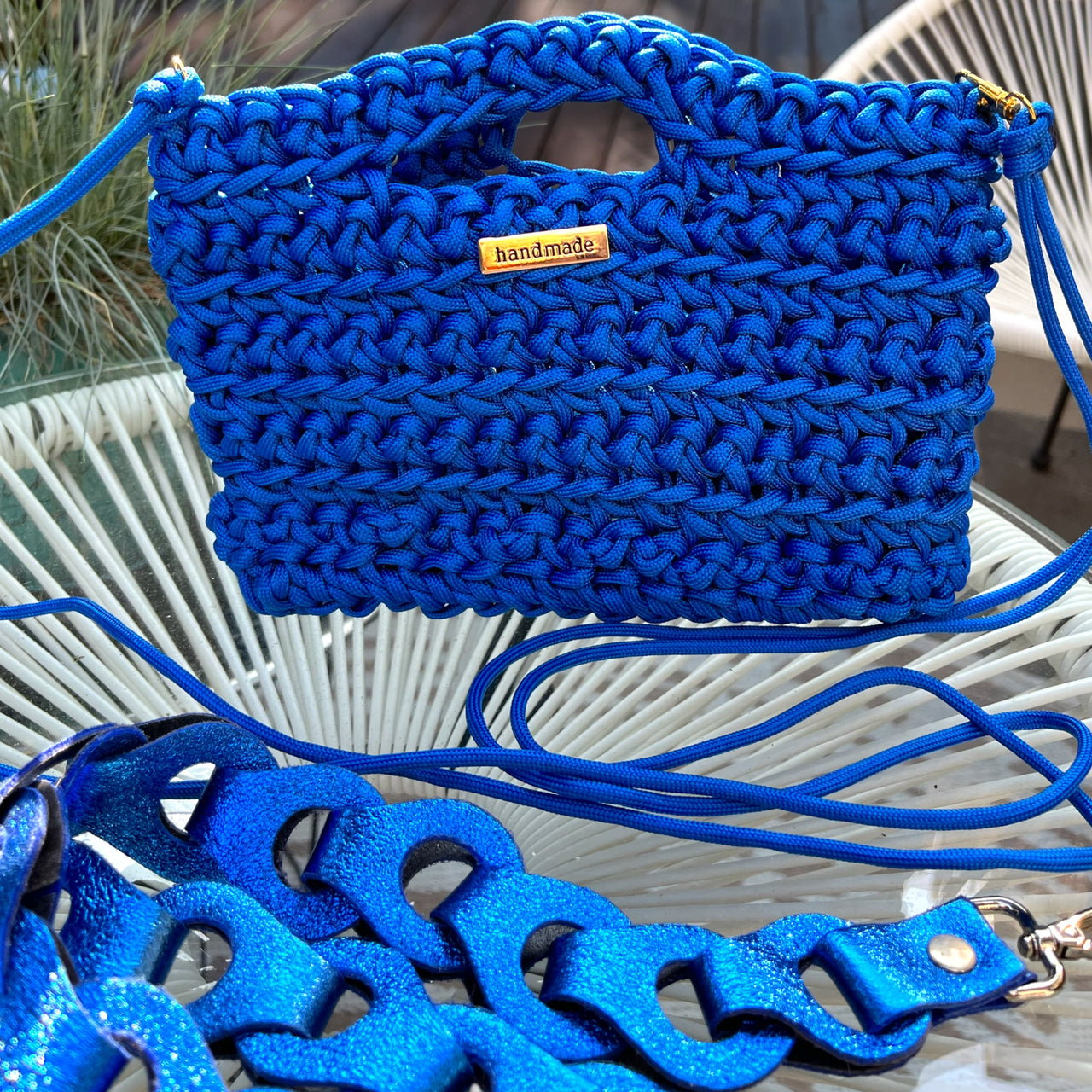 ByApril- Gehaakte mini crossbody tas in kobaltblauw met extra schouderband - HAIRPIN.NU