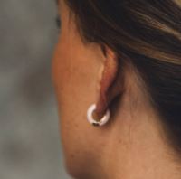 Creolen trendy oorbellen wit-goud - oorbellen