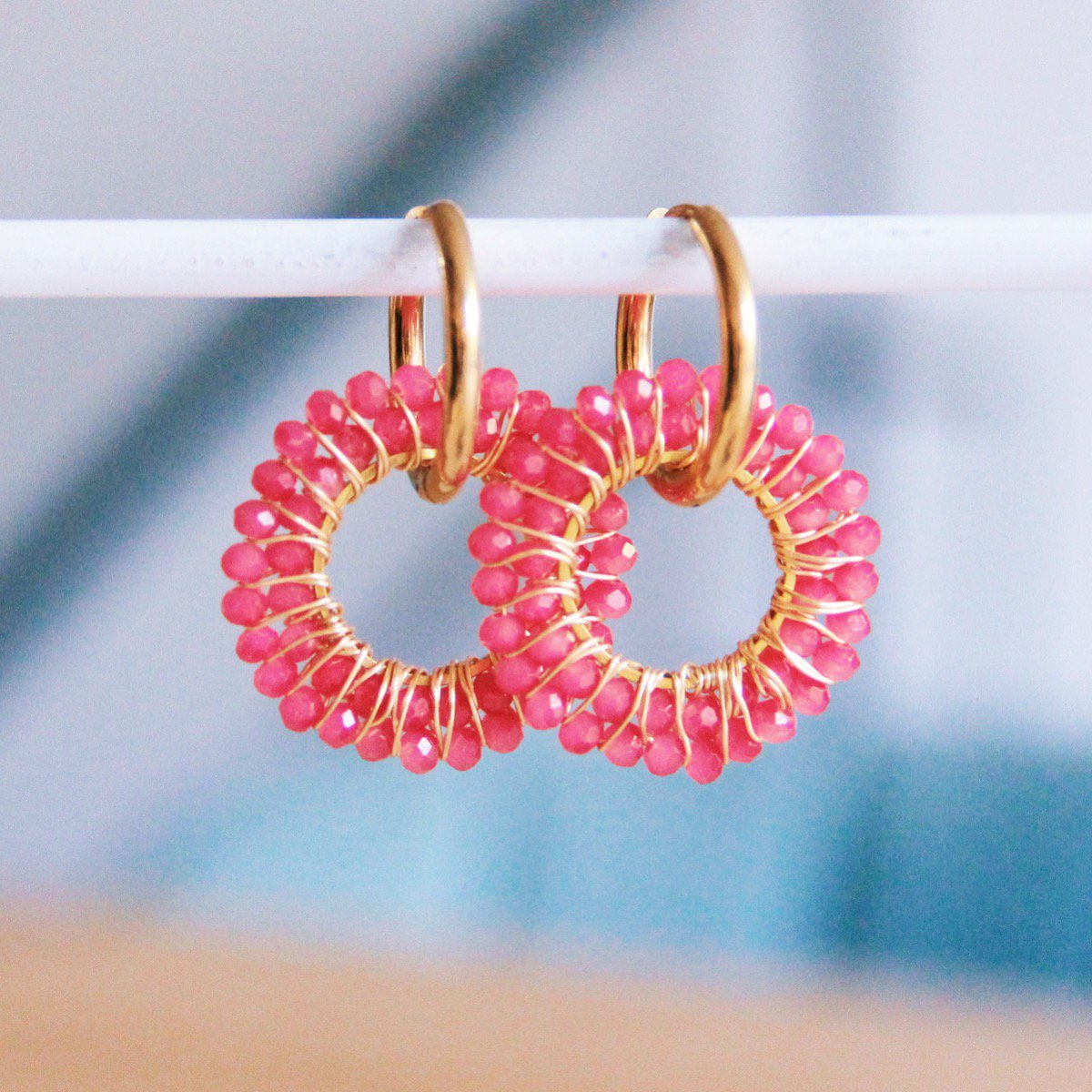 Oorbel met ronde facet hanger - fuchsia