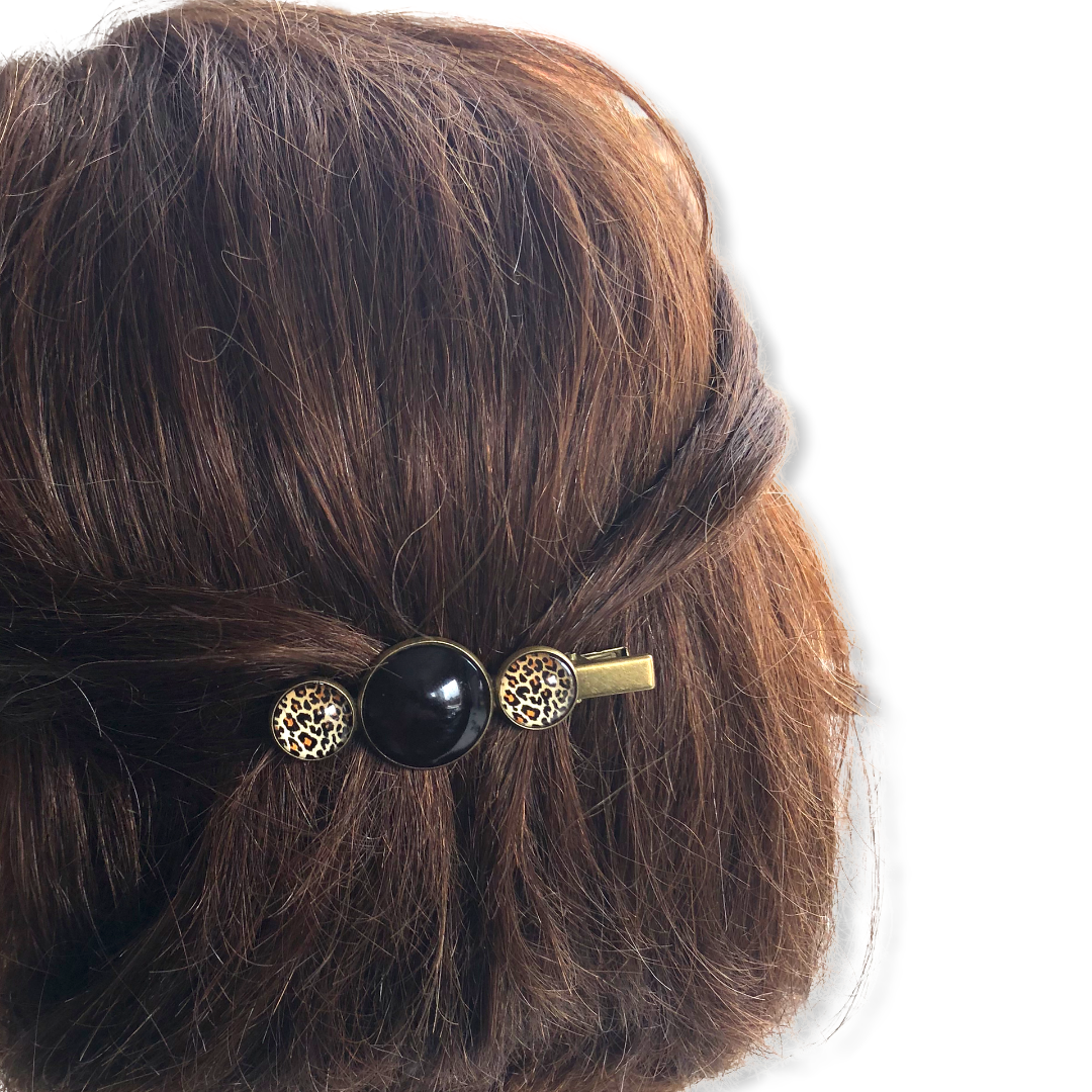 Hairclip cabochon gold color flakes