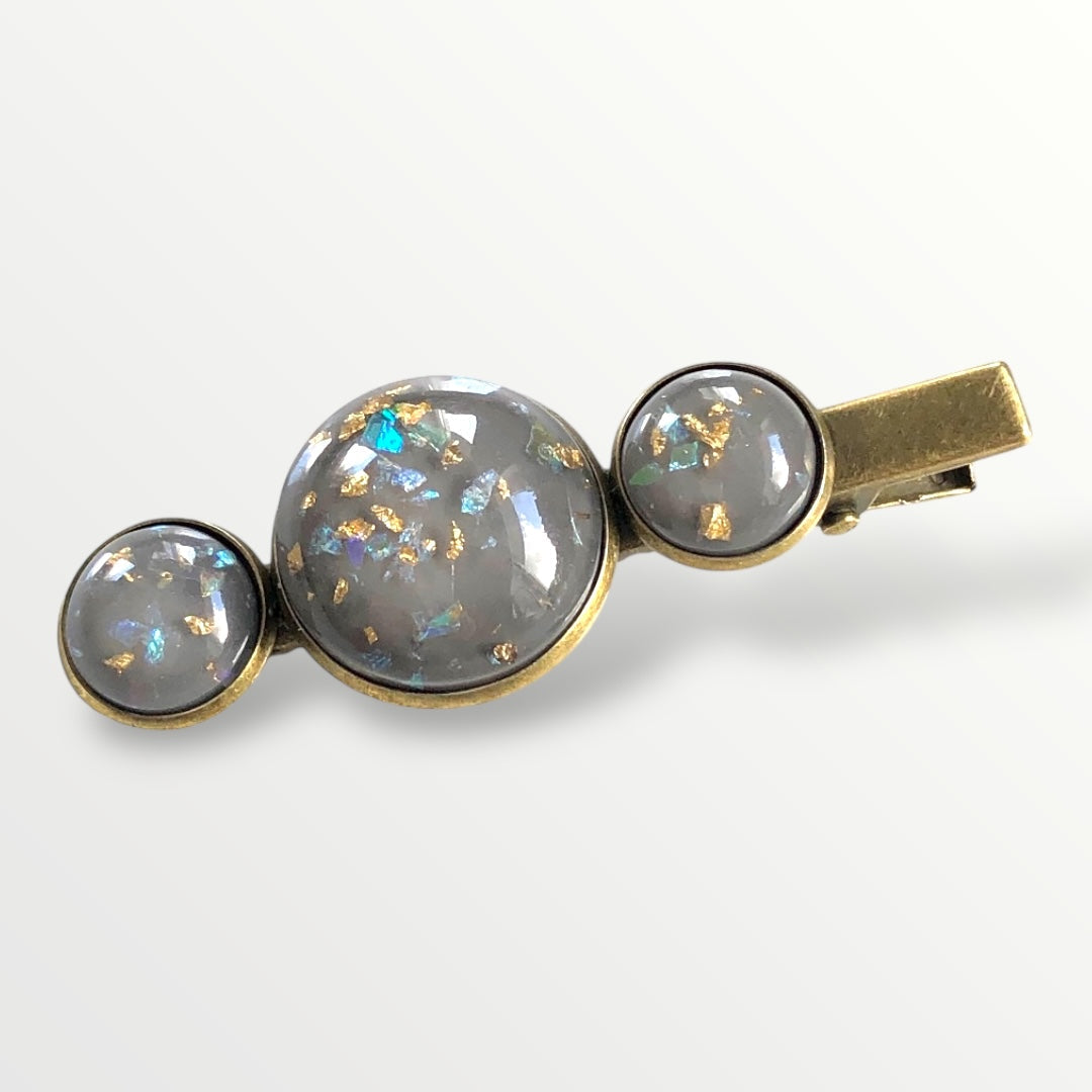 Hairclip cabochon gold color flakes - grijs