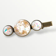 Hairclip cabochon gold color flakes - wit