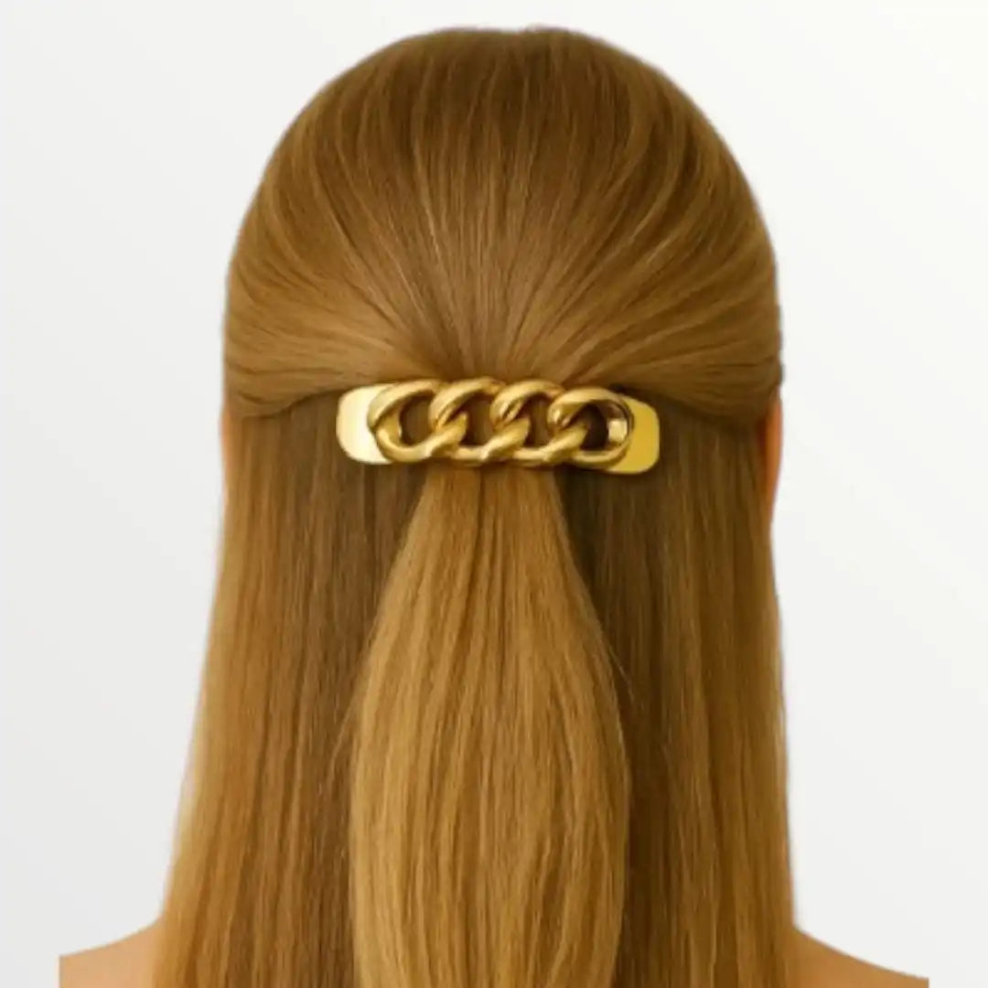 Gouden haarclip met halve ophangketting op lang blond haar