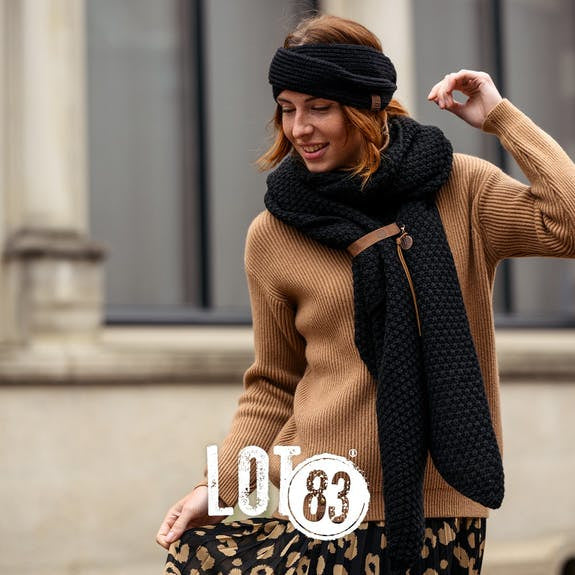 Lot83 sjaal nina zwart met bruin leren label - shawls