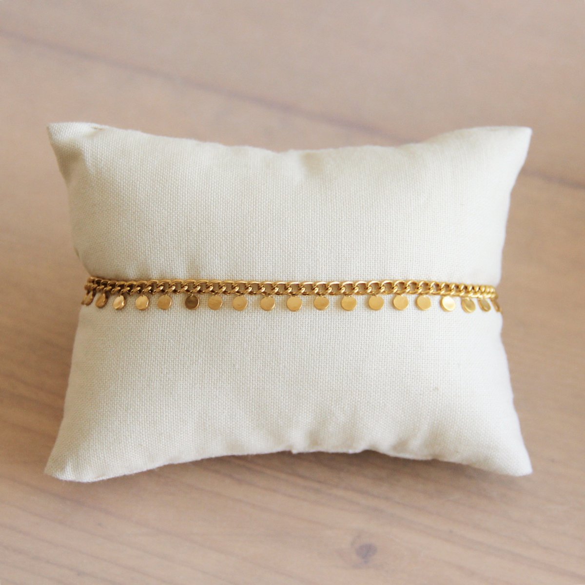 SA832: Stalen schakelarmband met muntjes - goud