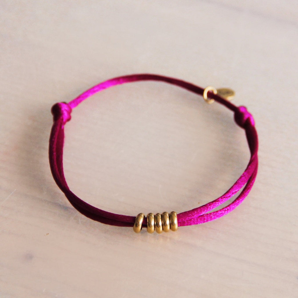 Satijnen armband met ringen - aubergine/goud