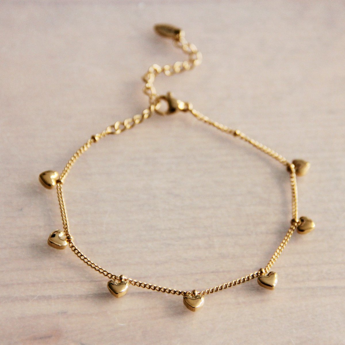 SA853: Bedelarmband met mini hartjes – goud