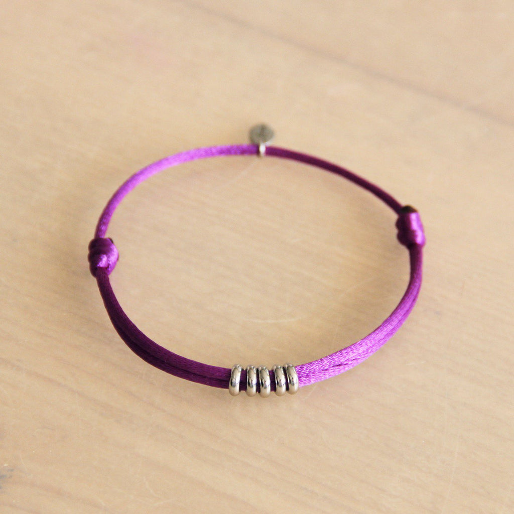 LC125: Satijnen armband met ringen – paars/zilver