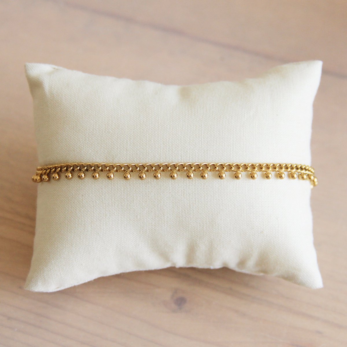 SA834: Stalen schakelarmband met balletjes - goud