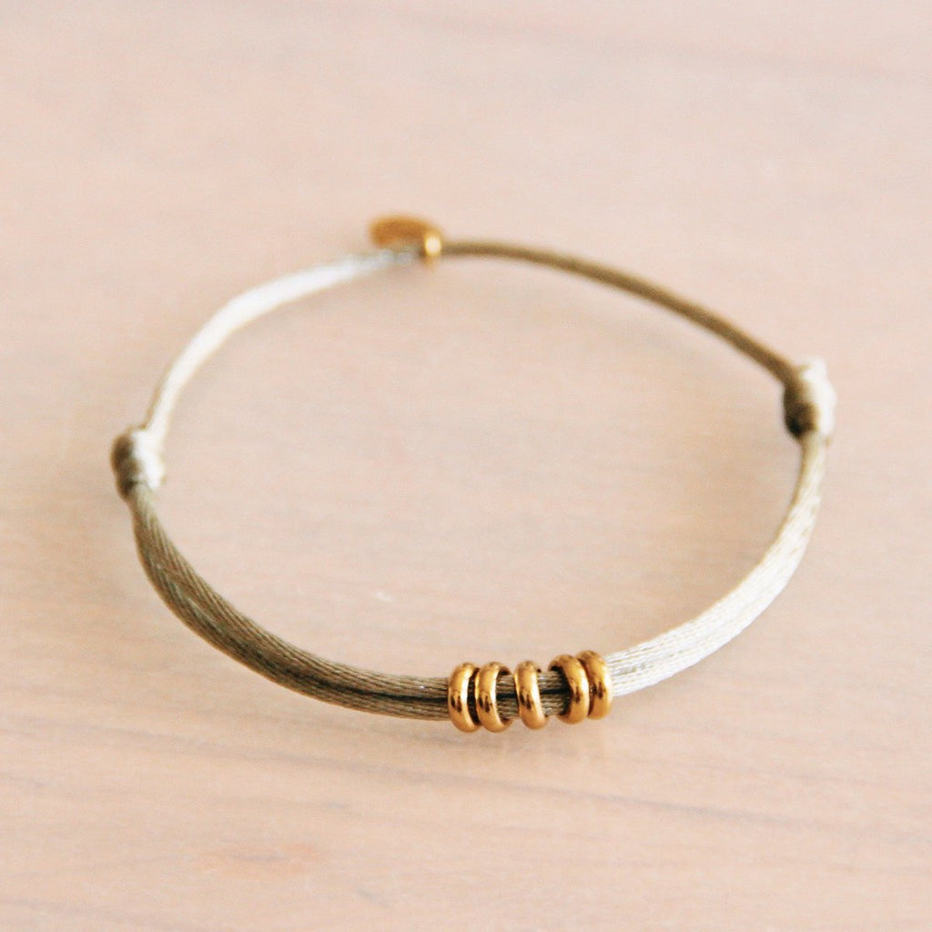 FW105 - Satijnen armband met ringen - taupe / goud