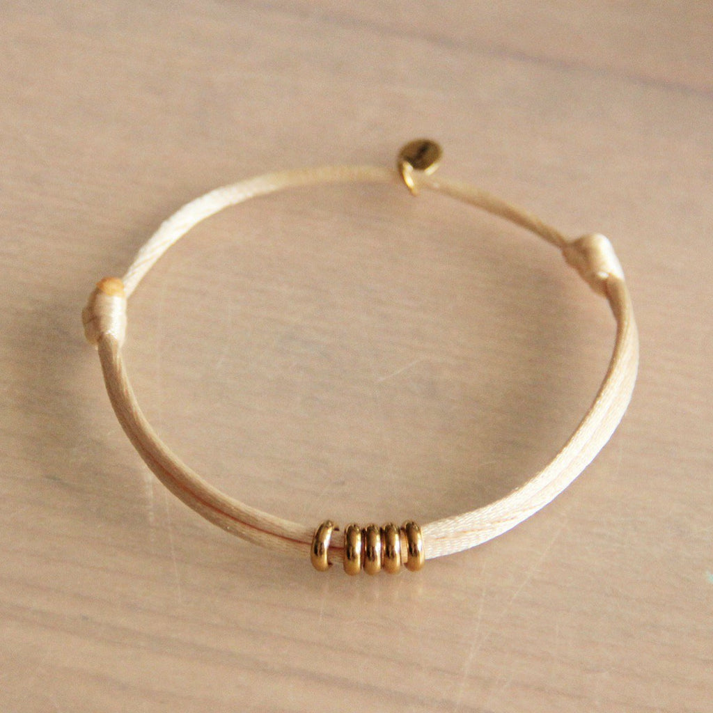 SS102 - Satijnen armband met ringen – zandkleurig / goud