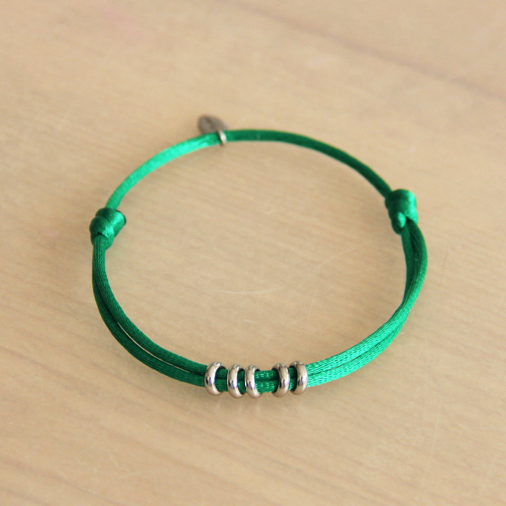 LC122: Satijnen armband met ringen – groen/zilver