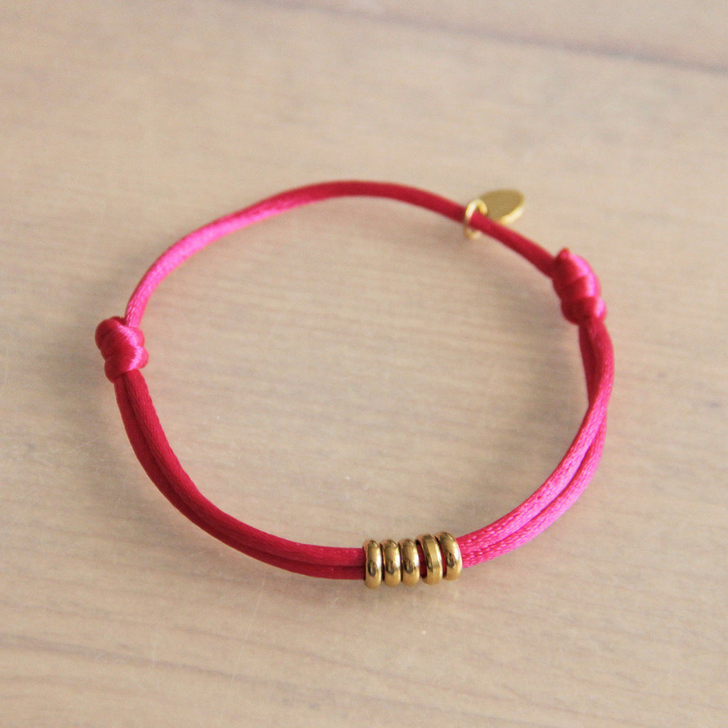 LC165 - Satijnen armband met ringen - fuchsia/goud