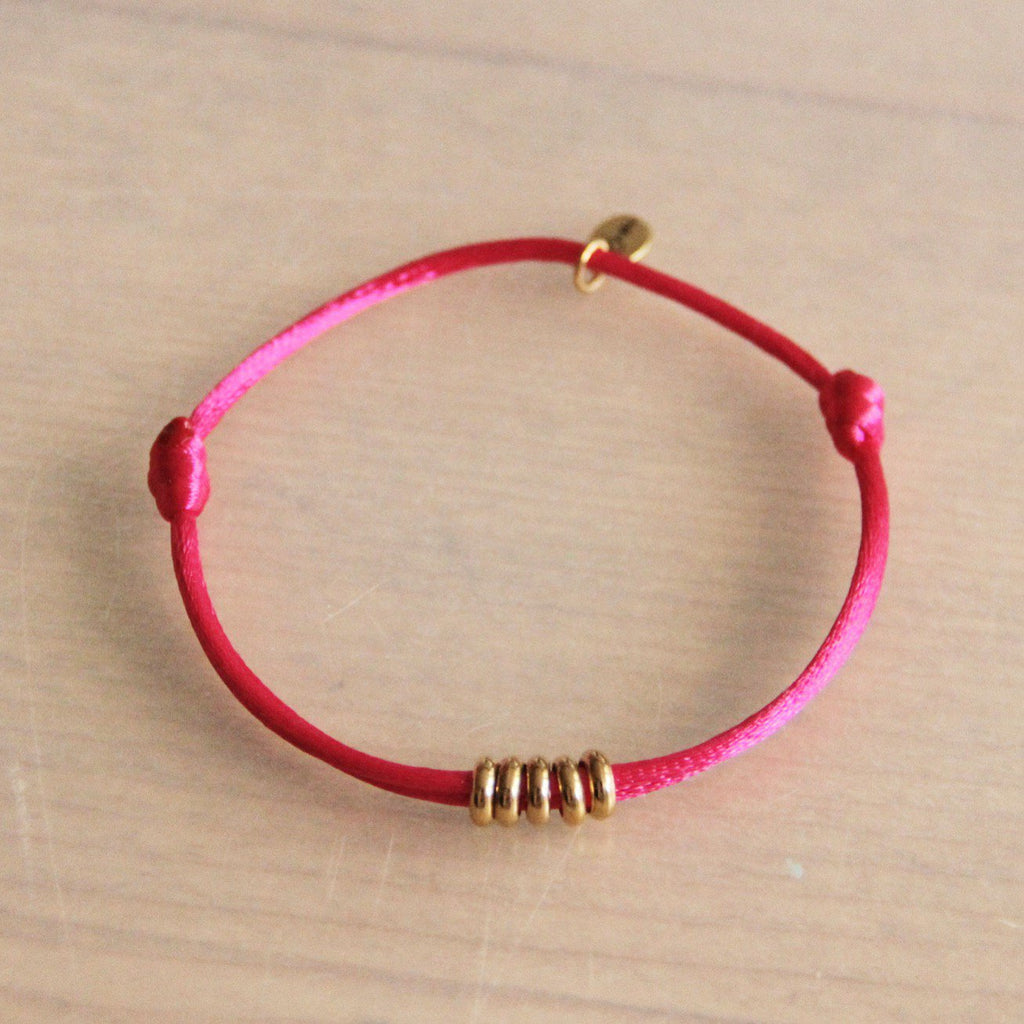 SS113 - Satijnen armband met ringen - fuchsia/goud