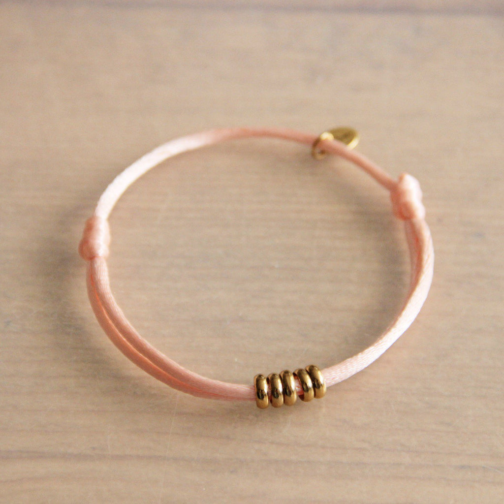 FW109: Satijnen armband met ringen - zalm/ goud
