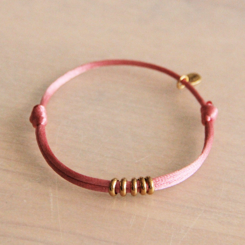 SS112 - Satijnen armband met ringen - magenta/goud