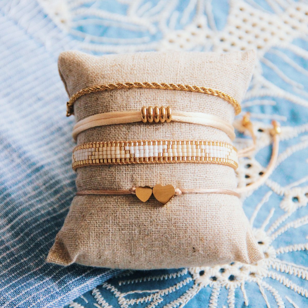 SS102 - Satijnen armband met ringen – zandkleurig / goud