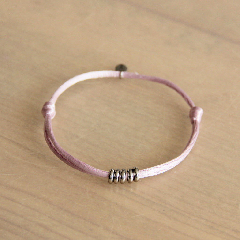 LC126: Satijnen armband met ringen – lila/zilver