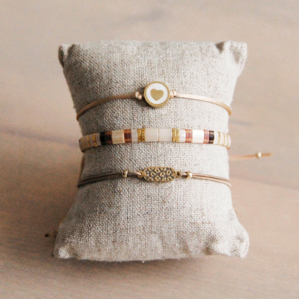 FW118 - Armband van zijdedraad met hartjeskraal - champagne / goudkleur