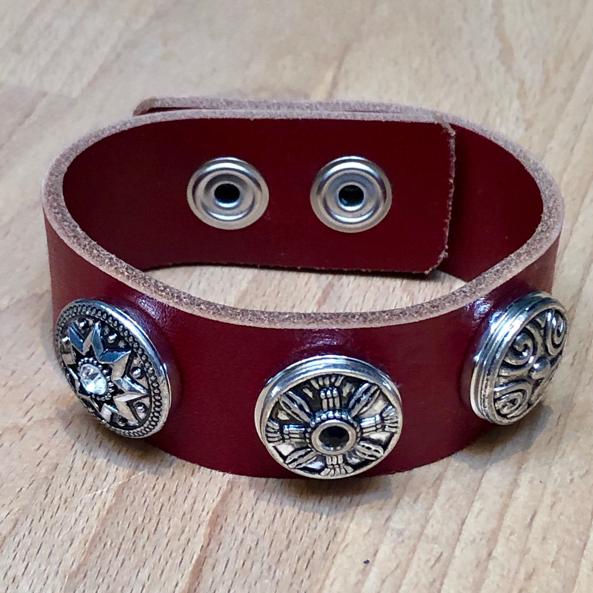 Armband voor click buttons - leder trio rood - HAIRPIN.NU