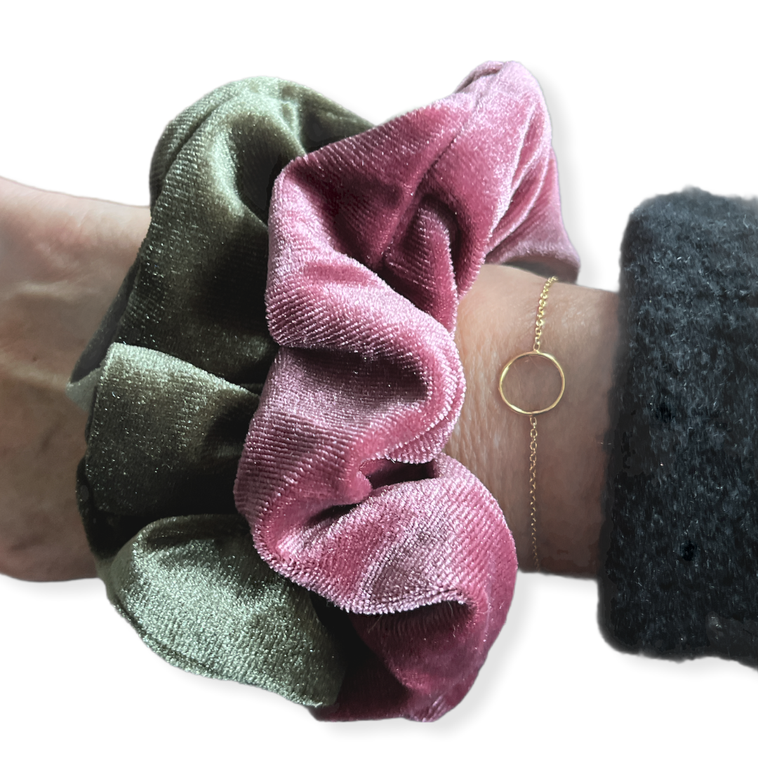 Set 2 scrunchies haarelastieken velvet roze/groen - HAIRPIN.NU